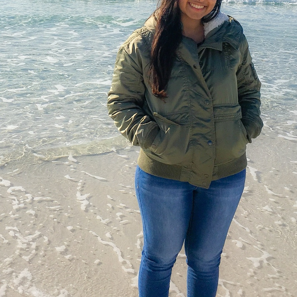 American Eagle Outfitters • XS Military Green Jacket • Soft Fuzzy Inside 💚
